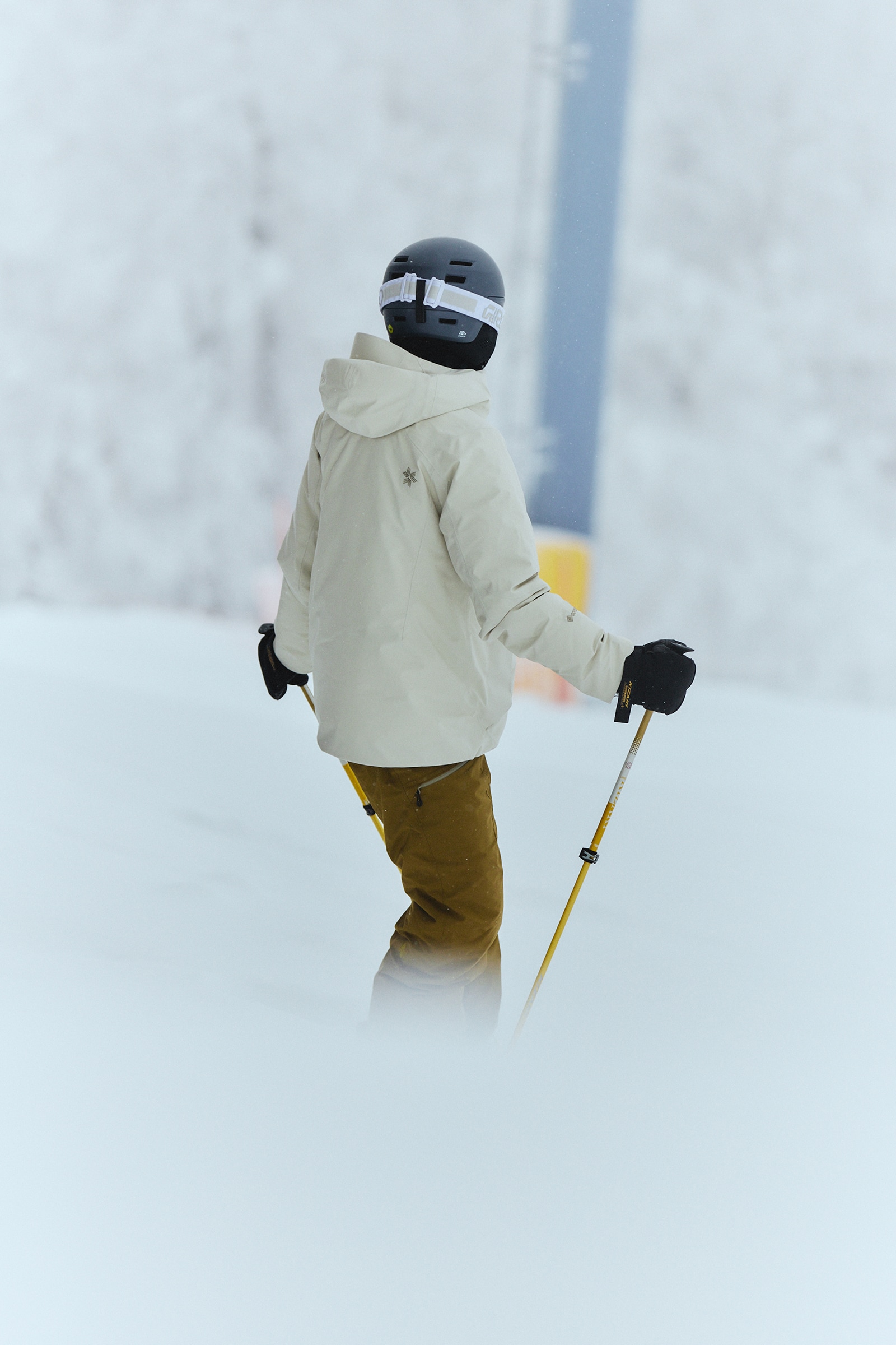 GW16300 W's GORE-TEX Down Jacketの着用イメージ